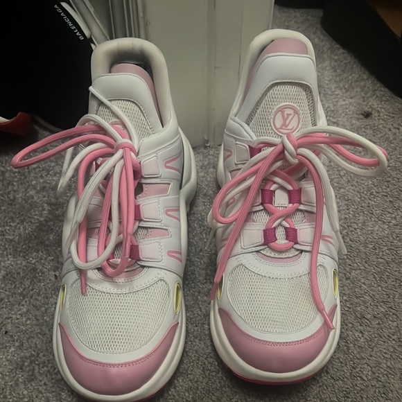 Signature LV detail on white with pink sneakers size 9 - Picture 3 of 7